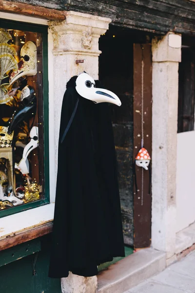 Venetiaanse Carnaval Kostuum Met Snavel Masker Venetië Italië Traditionele Vermomming — Stockfoto