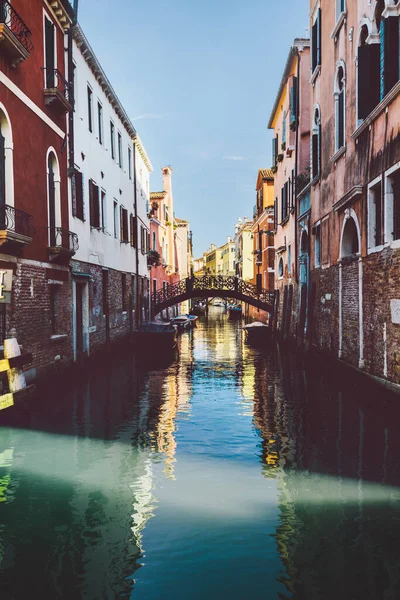 Kanal Solsken Med Bro Venedig Italien Historisk Italiensk Stad Vatten — Stockfoto