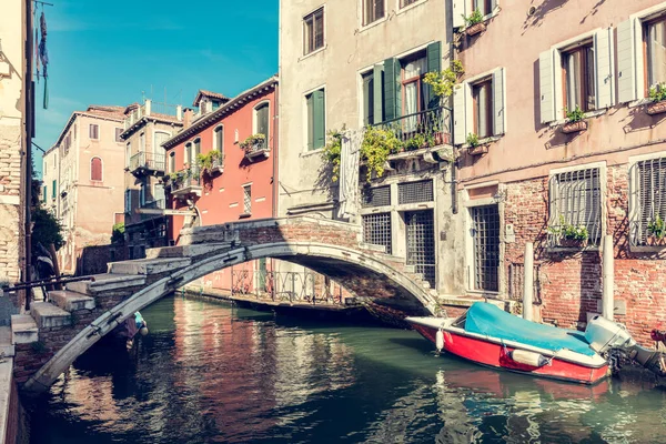 Κανάλι Γέφυρα Στη Βενετία Ιταλία Ιστορική Ιταλική Πόλη Στο Νερό — Φωτογραφία Αρχείου