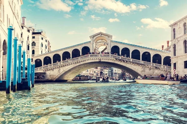 イタリアのヴェネツィアにあるグランドキャナルにリアルト橋 目的地 — ストック写真