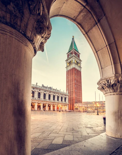 意大利威尼斯圣马可广场上的拱形柱子 上有大教堂和坎帕尼尔斯塔 日出时分 — 图库照片