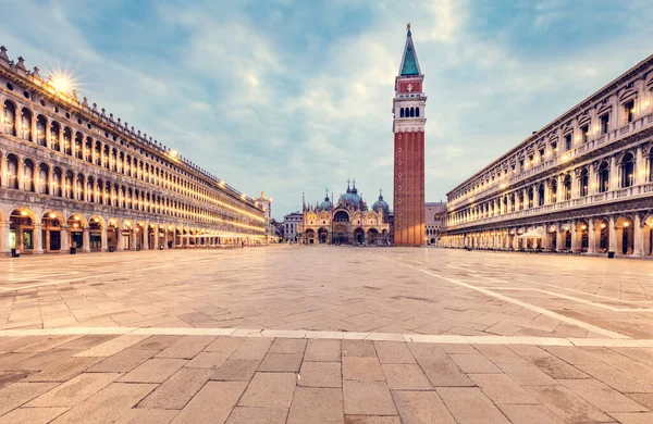位于意大利威尼斯的圣马可广场 有大教堂和坎帕尼尔斯塔 日出时分 — 图库照片