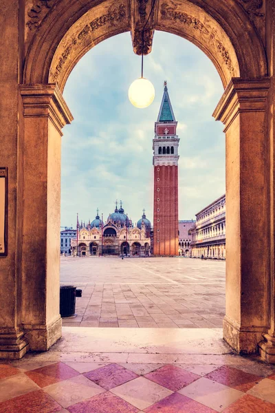 意大利威尼斯圣马可广场上的拱形柱子 上有大教堂和坎帕尼尔斯塔 日出时分 — 图库照片