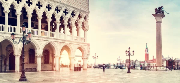 日出时意大利威尼斯的圣马可广场和杜卡莱宫或杜吉宫 — 图库照片