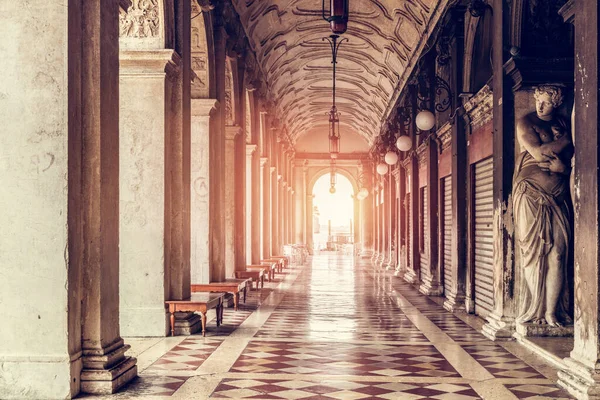 イタリアのヴェネツィアにあるドゥカーレ宮殿やドゥカーレ宮殿のアーチを持つ古代の列日の出 — ストック写真