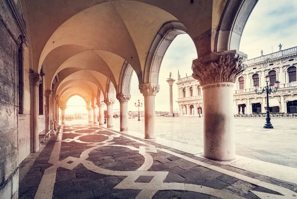 日出时在意大利威尼斯的杜卡勒宫或杜吉宫设有拱门的古柱 — 图库照片