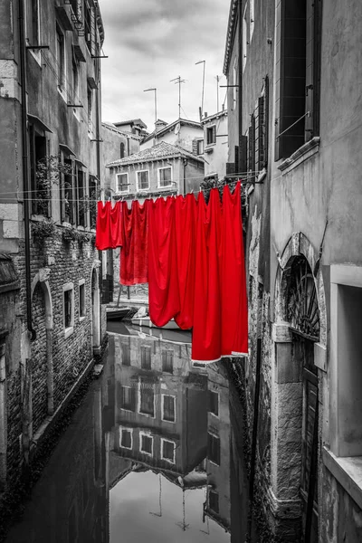 Στέγνωμα Πλυντηρίου Πάνω Από Κανάλι Στη Βενετία Ιταλία Κόκκινο Μαύρο — Φωτογραφία Αρχείου