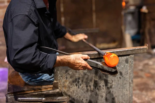 Glasblåsare Jobbet Verkstad Murano Italien Som Tillverkar Handgjorda Glasvaror — Stockfoto