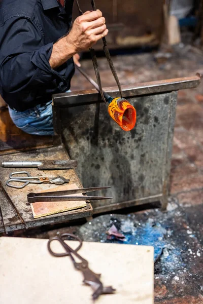 Dmuchawa Szklana Warsztacie Murano Włoszech Wykonująca Ręcznie Robione Wyroby Szklane — Zdjęcie stockowe