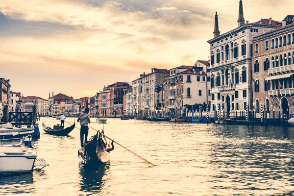 日落时 贡多拉骑在意大利威尼斯的大运河上 浪漫的旅游胜地 — 图库照片