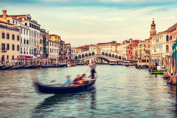 Γέφυρα Ριάλτο Γόνδολα Στο Μεγάλο Κανάλι Της Βενετίας Ιταλία Ρομαντική — Φωτογραφία Αρχείου