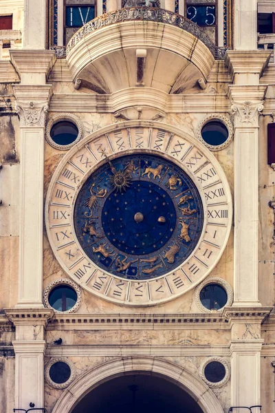 トーレ オロロジオ イタリア ヴェネツィアの機械式時計 1499年のルネサンス様式の塔 — ストック写真