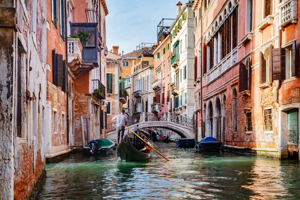 Canal Venezia Italia Con Gondoliere Remi Gondola Romantico Corso Acqua — Foto Stock