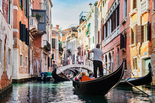 Gondolier Rowing Gondola Scenic Canal Venice Italy — Stock Photo, Image