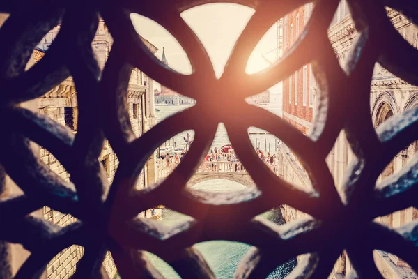 Brug Van Zuchten Uitzicht Van Binnenuit Kanaal Venetië Italië Beroemde — Stockfoto