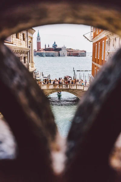Ponte Dei Sospiri Vista Dall Interno Sul Canale Venezia Italia — Foto Stock