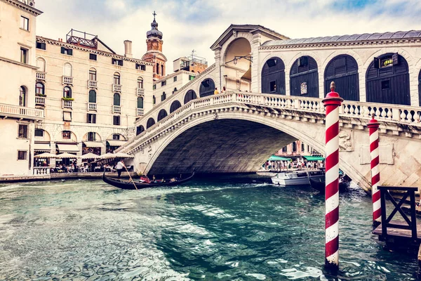 イタリアのヴェネツィアにあるグランドキャナルにリアルト橋 ロマンチックな観光地 — ストック写真
