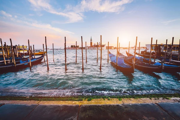 Gondola Brygga Venedig Italien Vid Solnedgången Utsikt Över Kyrkan San — Stockfoto