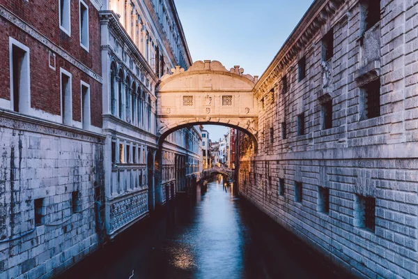 Мост Вздохов Канале Венеции Италия Ночью Известное Туристическое Направление — стоковое фото