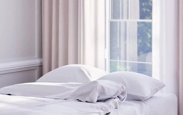 床与白色床上用品在雅致的酒店或公寓卧室 古典风格 — 图库照片