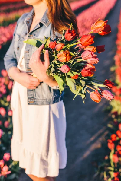 Mujer Con Ramo Flores Campo Tulipanes Primavera Luz Del Atardecer —  Fotos de Stock