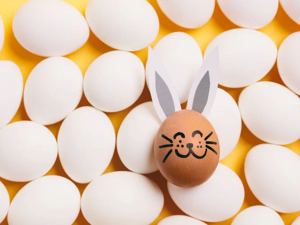 Пасхальное Яйцо Раскрашенным Улыбающимся Кроликом Ушами Лежит Белых Яйцах — стоковое фото