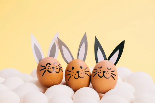 Пасхальное Яйцо Раскрашенным Улыбающимся Кроликом Ушами Лежит Белых Яйцах — стоковое фото