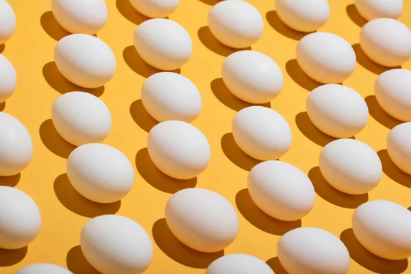Białe Jajka Żółtym Tle Pascha — Zdjęcie stockowe