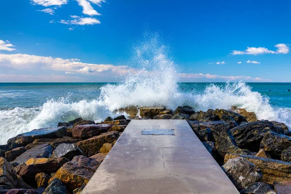 波浪在意大利莱凡托的岩石码头上冲撞 利古里亚地区 — 图库照片