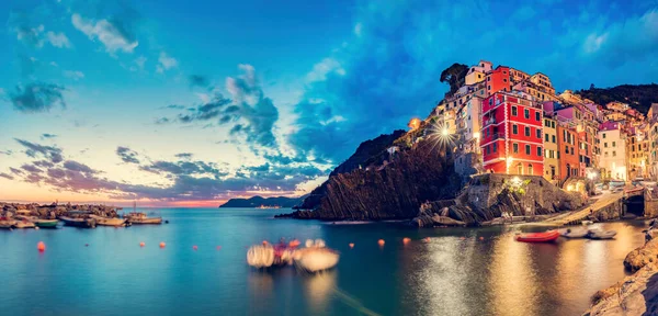 夜間にイタリアのパノラマ チンクテレのリオマジョーレ リグーリア州沿岸の人気の観光地 — ストック写真