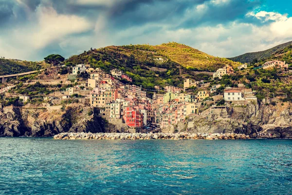 イタリアのリオマッジョーレ村とチンクターレ海岸 海から見える丘や崖 — ストック写真
