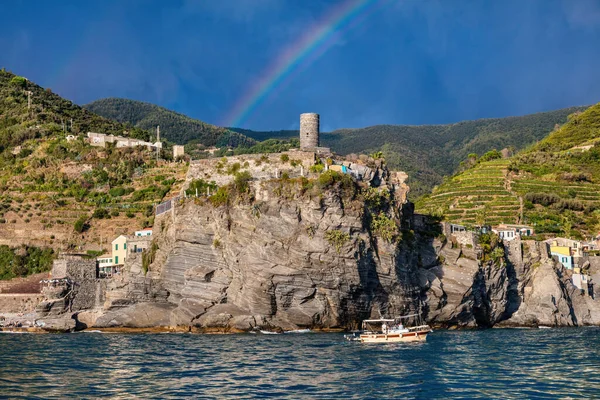 Arco Iris Sobre Costa Cinque Terre Con Pueblo Vernazza Italia —  Fotos de Stock