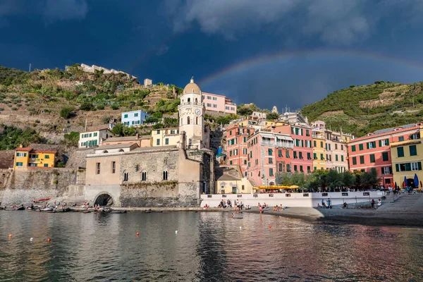 Arco Iris Sobre Costa Cinque Terre Con Pueblo Vernazza Italia —  Fotos de Stock