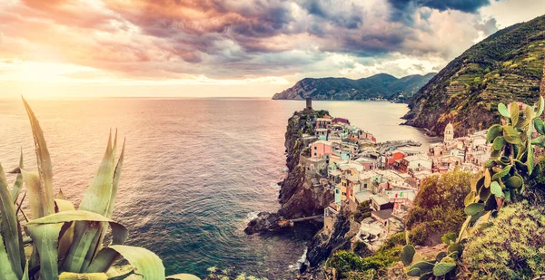 석양에 접어든 이탈리아 테레의 베르나 리구리아 해안의 인기있는 관광지 — 스톡 사진