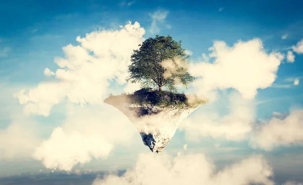 Плавучий Остров Зеленой Травой Деревом Облаках Голубом Небе — стоковое фото