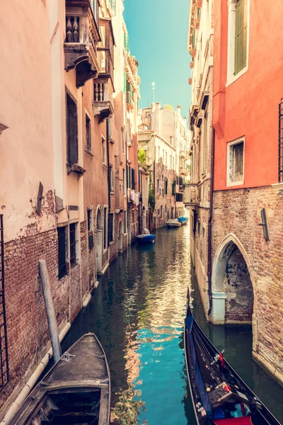 Szcenikus Keskeny Csatorna Velencében Olaszországban Történelmi Olasz Város Vízen — Stock Fotó