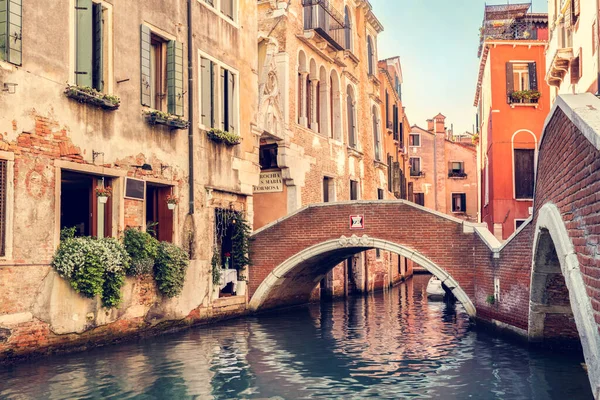 Κανάλι Γέφυρα Στη Βενετία Ιταλία Ιστορική Ιταλική Πόλη Στο Νερό — Φωτογραφία Αρχείου