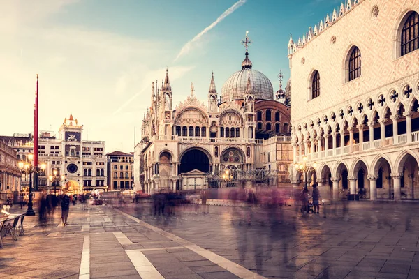 日出时意大利威尼斯的圣马可广场上有一座大教堂 — 图库照片