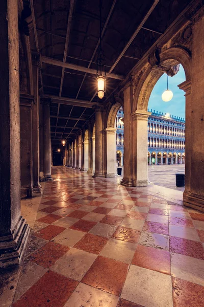 Obloukové Sloupy Náměstí Svatého Marka Benátkách Itálie Při Východu Slunce — Stock fotografie