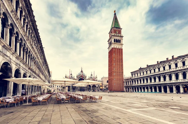 Restaurace Náměstí Svatého Marka Bazilikou Campanile Věž Benátkách Itálie Při — Stock fotografie