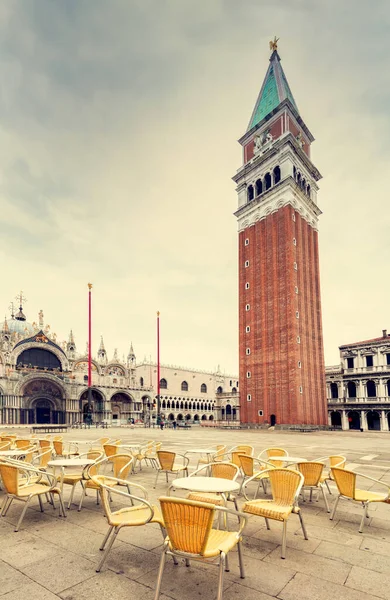 位于意大利威尼斯圣马可广场的餐馆 日出时设有大教堂和坎帕尼尔斯塔 — 图库照片