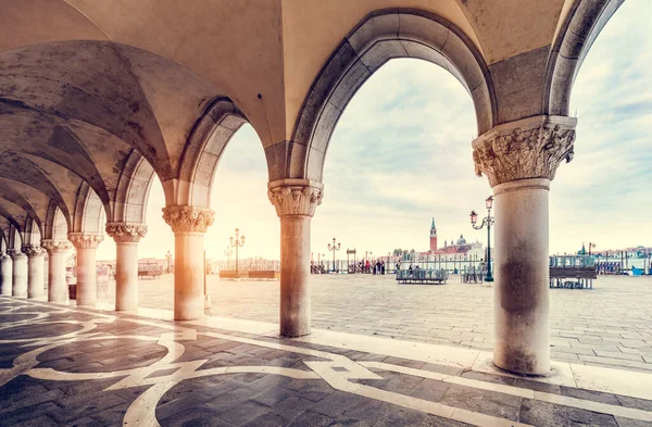 日出时在意大利威尼斯的杜卡勒宫或杜吉宫设有拱门的古柱 — 图库照片