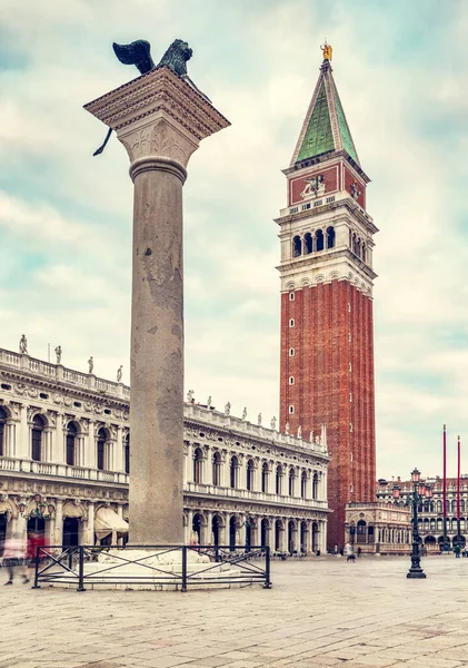 Markusplatz Mit Säule Und Glockenturm Venedig Italien Bei Sonnenaufgang — Stockfoto
