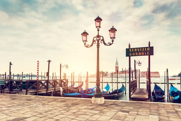 Gondolatjänsten Venedig Italien Vid Soluppgången Visa Kyrkan San Giorgio Maggiore — Stockfoto