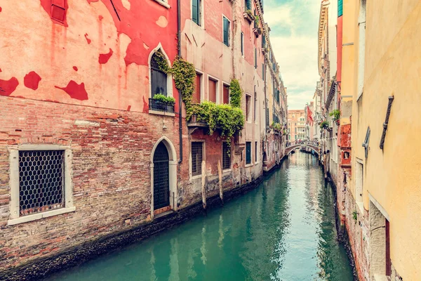Veneza Itália Canal Estreito Cênico Arquitetura Histórica Cidade Italiana Água — Fotografia de Stock