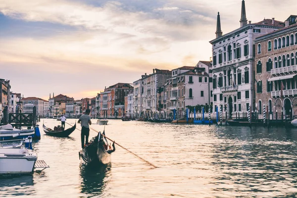 Gondola Lovaglás Grand Canal Velencében Olaszországban Naplementekor Romantikus Turisztikai Attrakció — Stock Fotó