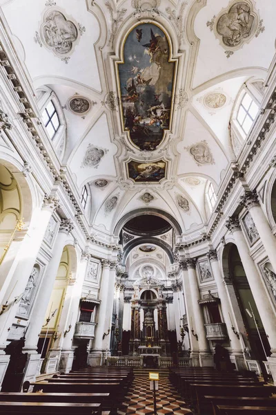 イタリアのヴェネツィアにあるロザリオ ゲスアティ教会の内部 — ストック写真