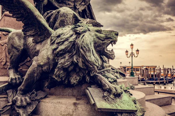 ヴェネツィア イタリア記念碑からビクターエマニュエル2世へのライオン像 ヴィンテージ — ストック写真
