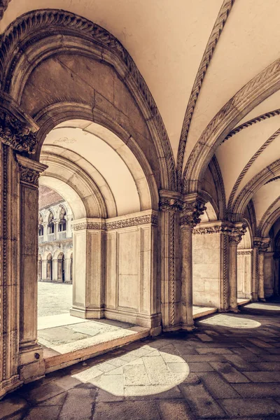 Kolom Kuno Dengan Lengkungan Palazzo Ducale Atau Istana Doge Venesia — Stok Foto
