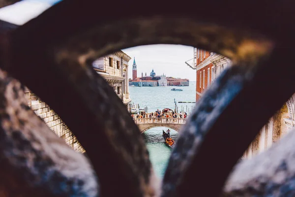 Venedik Talya Kanalın Tarafındaki Çekiş Köprüsü Ünlü Turizm Beldesi — Stok fotoğraf